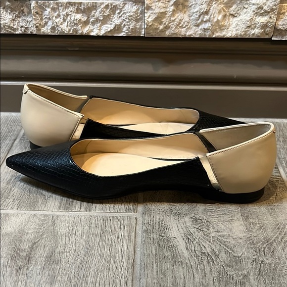 Zara Black/Beige Pointed Toe Flats with Textured Finish, size 38/US 7 1/2 - Picture 8 of 11